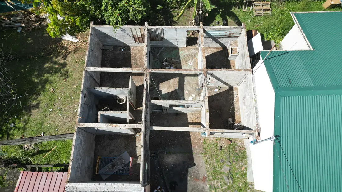 Chantier de toiture réalisé par Mes Primes Rénovations à Fort-de-France : ensemble de toitures sur un même secteur, relevé complet au drone
