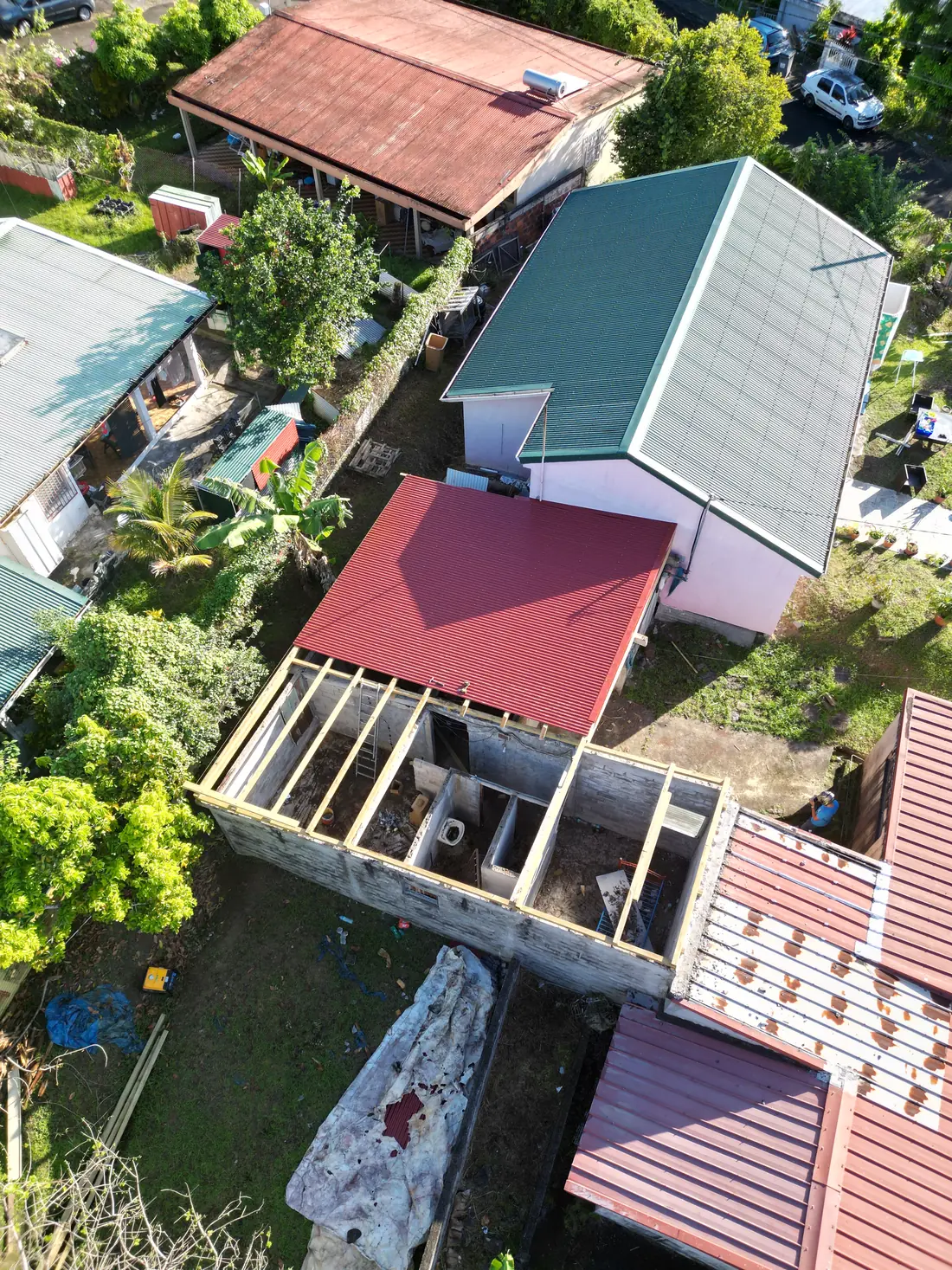 Chantier de toiture réalisé par Mes Primes Rénovations à Fort-de-France : ensemble de toitures sur un même secteur, relevé complet au drone